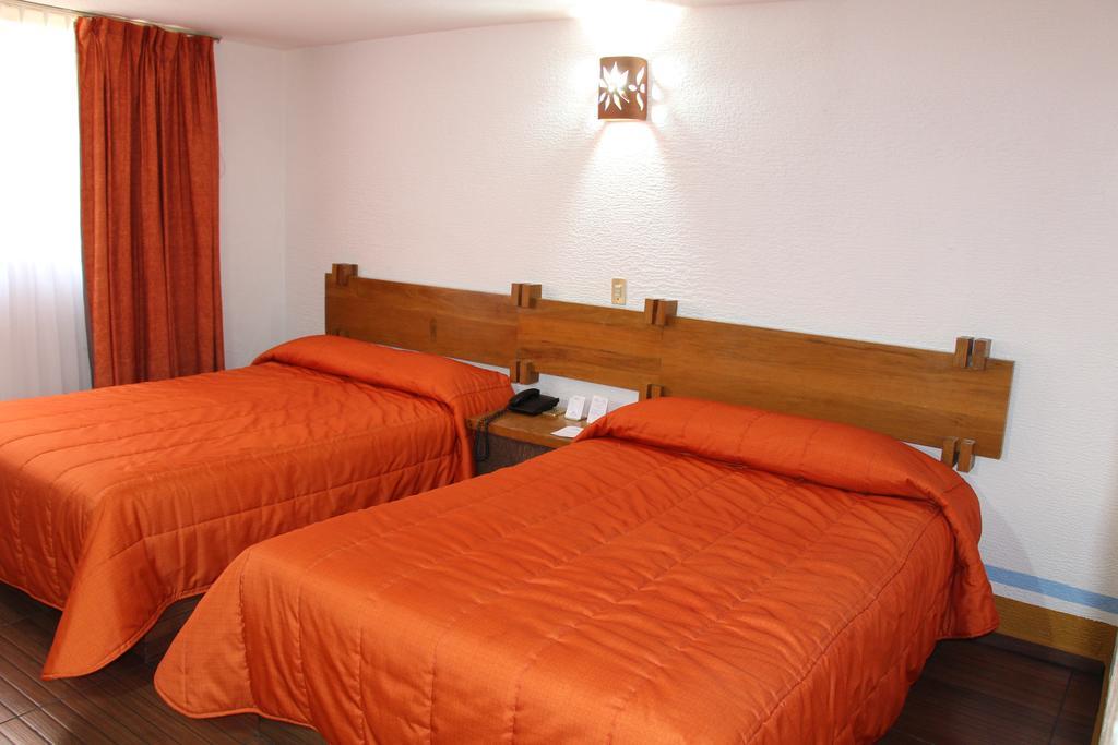 Howard Johnson By Wyndham Morelia Calle Real Exterior foto